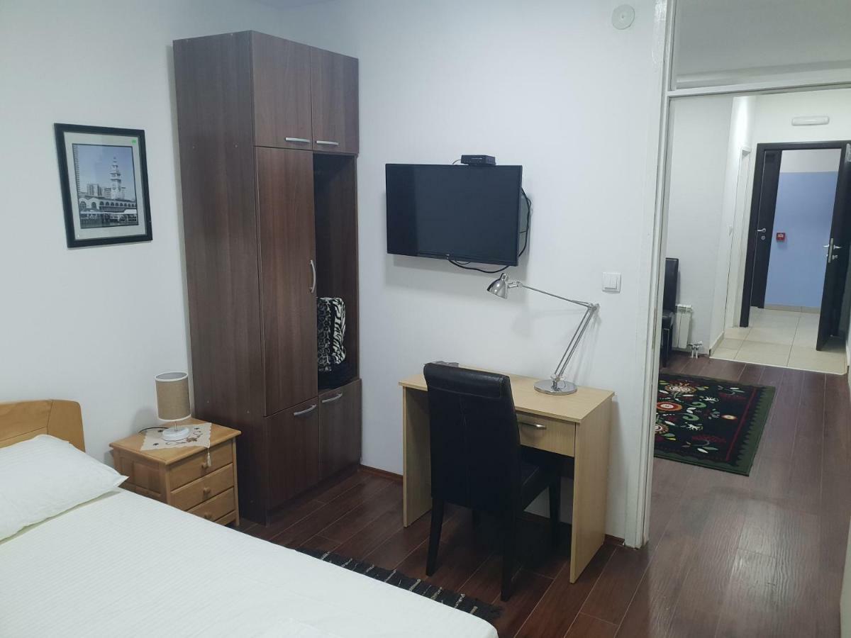 Apartments & Rooms Left River Belgrado Esterno foto